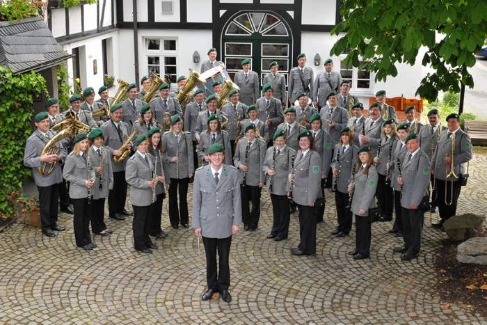 Das Orchester draußen in Konzertaufstellung